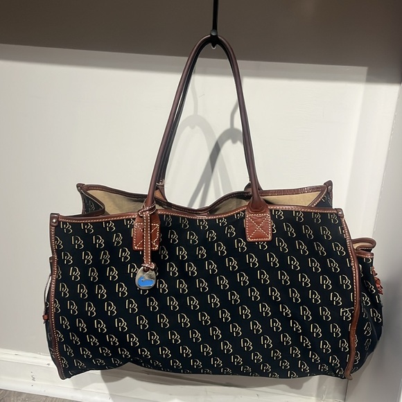 Dooney & Bourke Black Monogram Canvas tote
Large tote bag
Condition: used - Picture 2 of 9